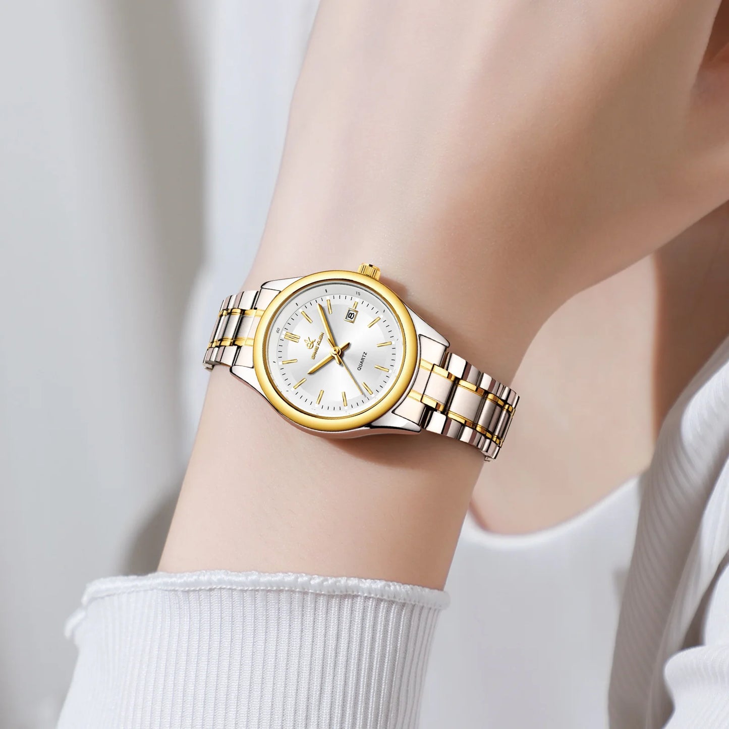 montre dorée de luxe pour femme